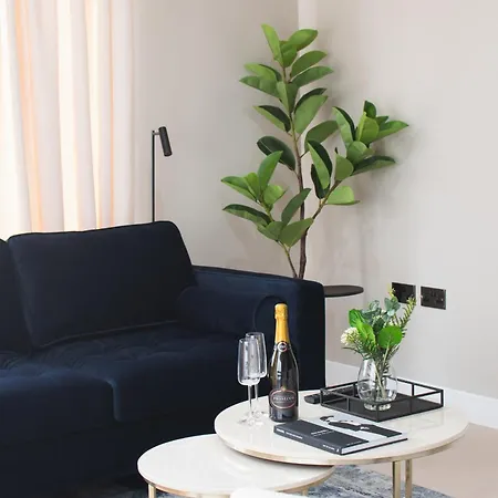 Stylish New-build, Free Parking, 10 Minutes To Nec & Bhx Airport Apartment *
