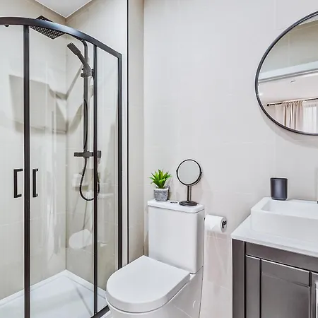 Stylish New-build, Free Parking, 10 Minutes To Nec & Bhx Airport Apartment