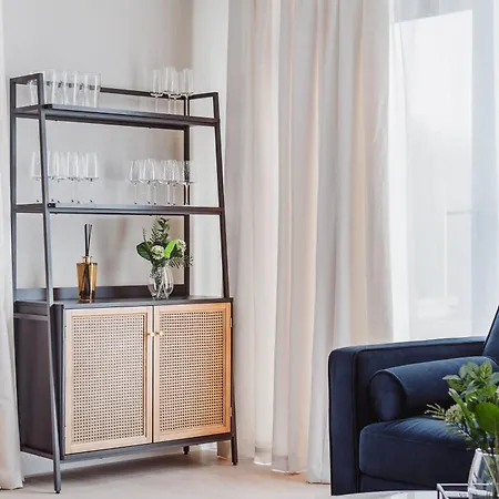 Stylish New-build, Free Parking, 10 Minutes To Nec & Bhx Airport Apartment *
